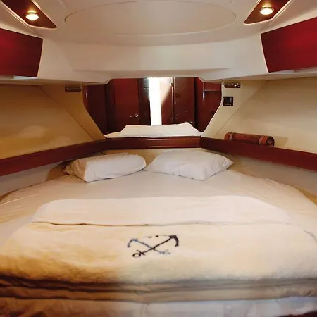 Antares 12 Luxury Yacht Hotel na wodzie