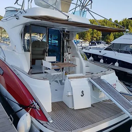 Antares 12 Luxury Yacht Hotel na wodzie